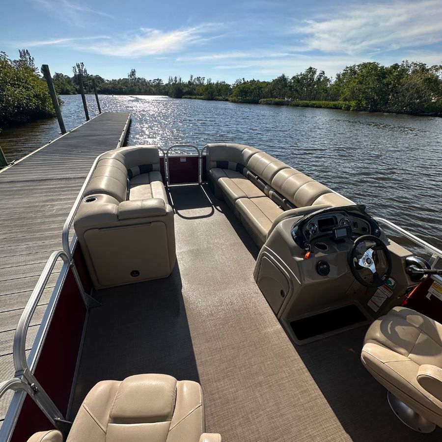 Helm and mid-deck seating