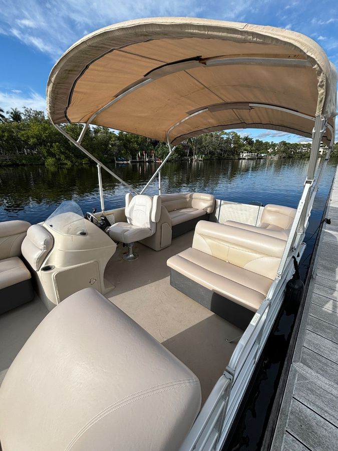 Helm and mid-deck seating